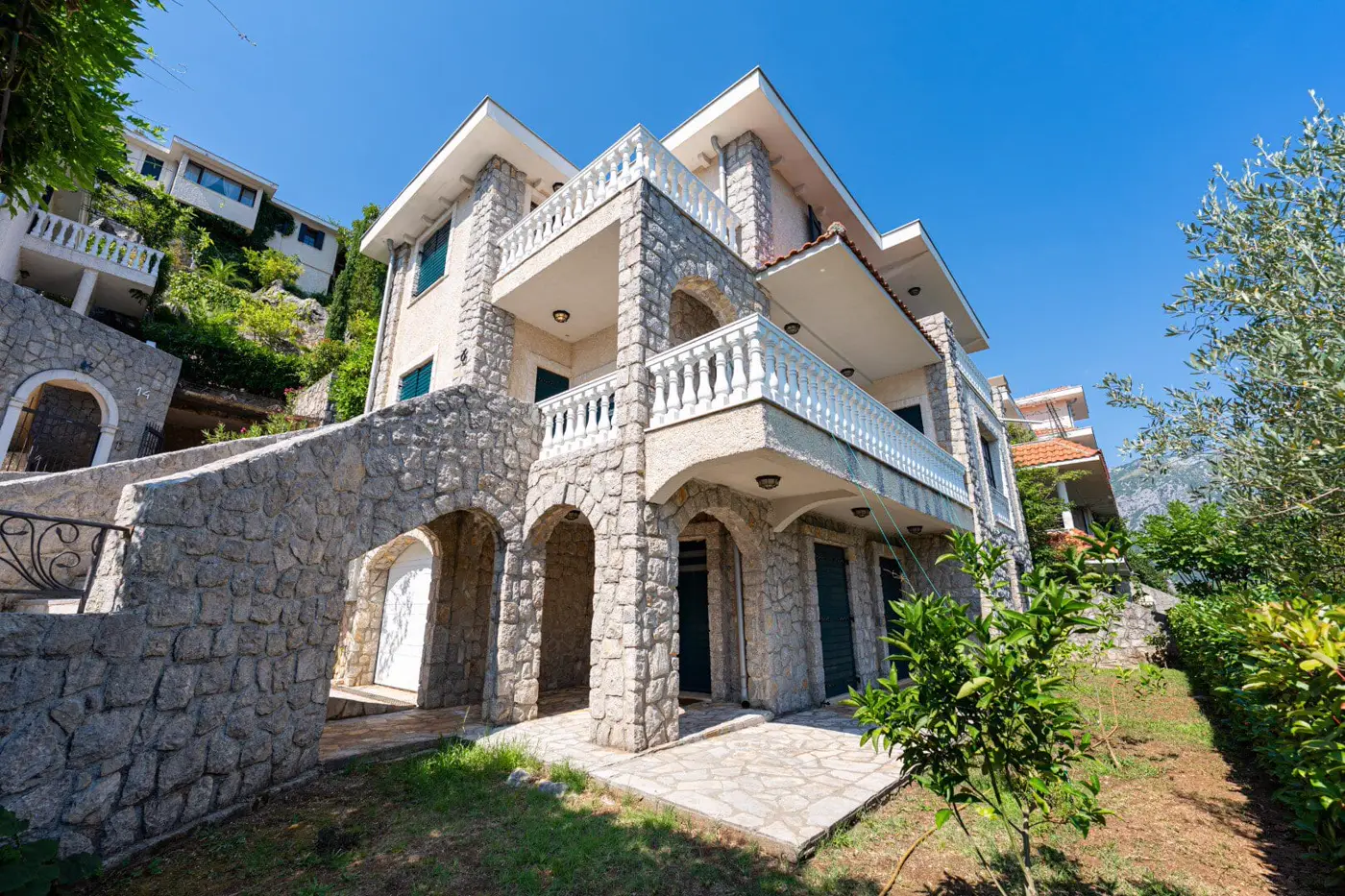 Villa in a complex on the first line to the sea, Kostanjica, Kotor