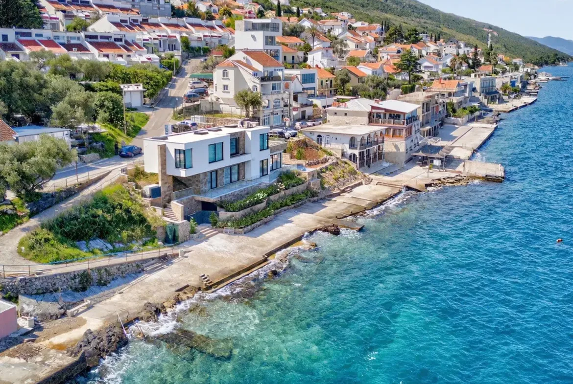 First-line seaside villa, Krašići