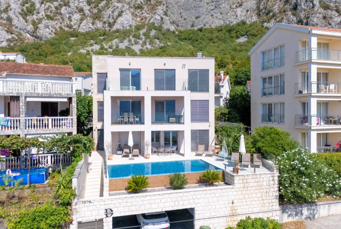 Luxuriously furnished six-room villa with private pool, Dobrota