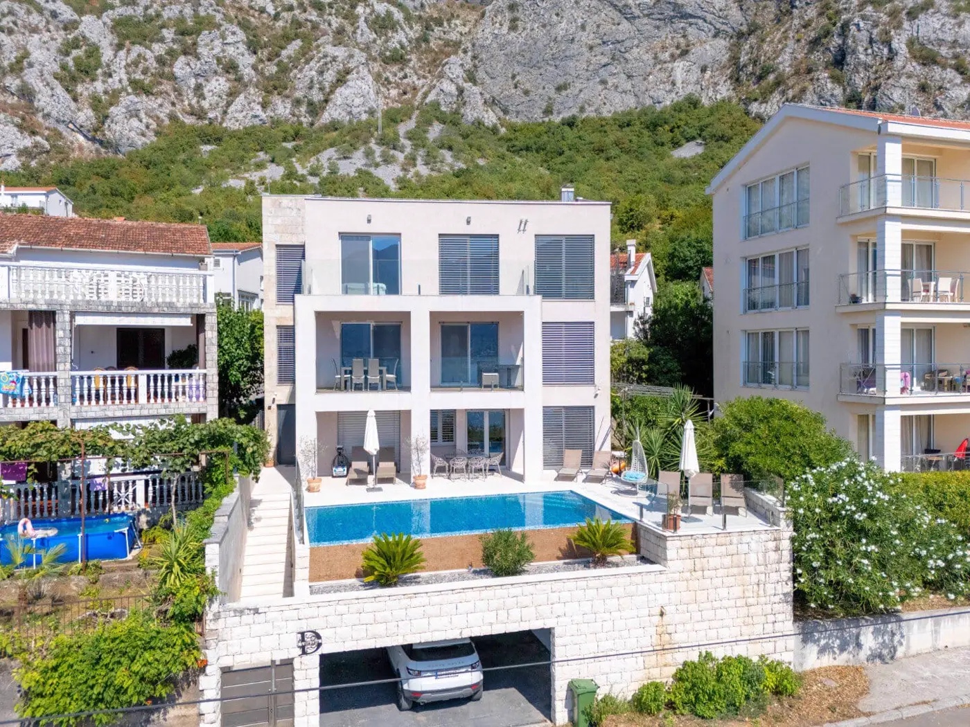 Luxuriously furnished six-room villa with private pool, Dobrota