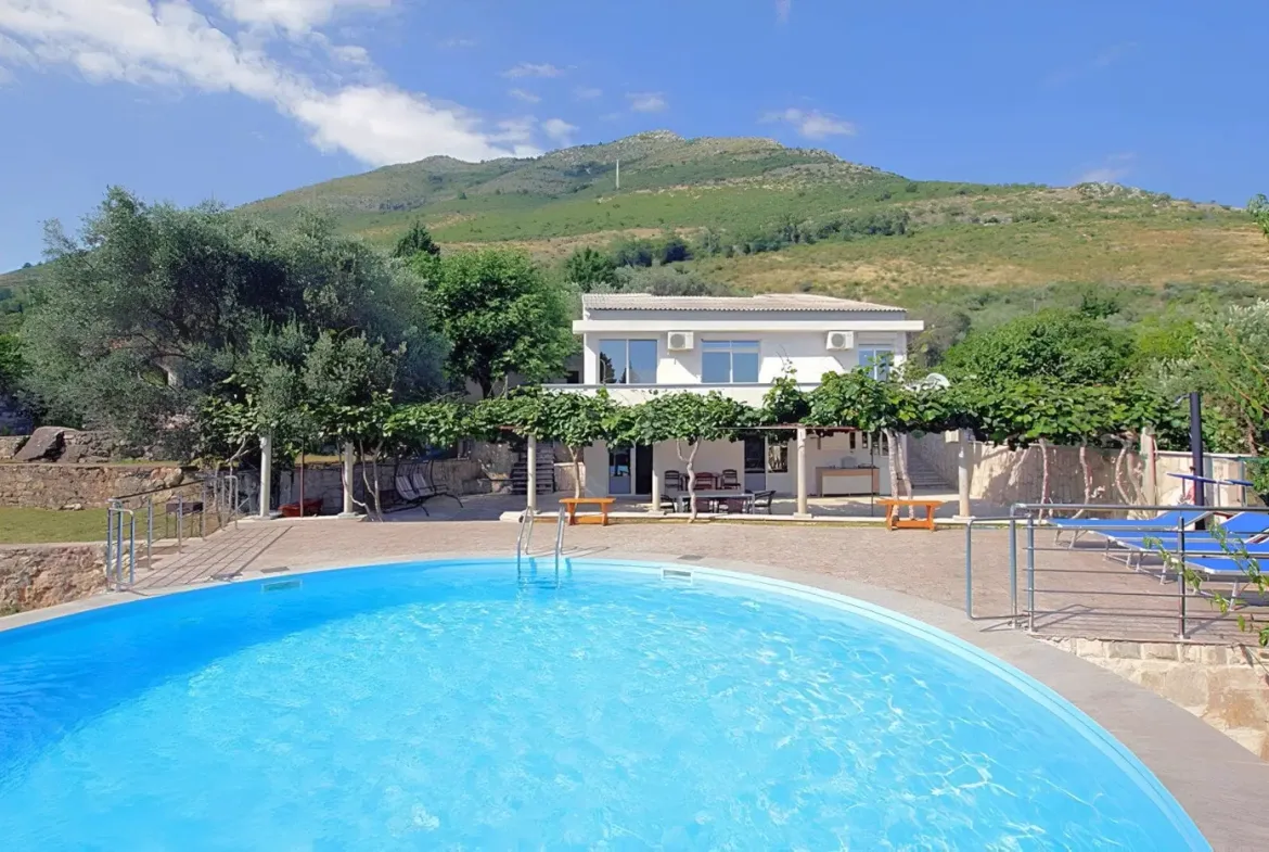 Villa with swimming pool on a plot of 1200m2, Katun Reževići, Budva