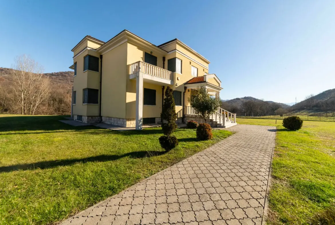 Family villa with a spacious property on the slopes of the Zeta river, Podgorica