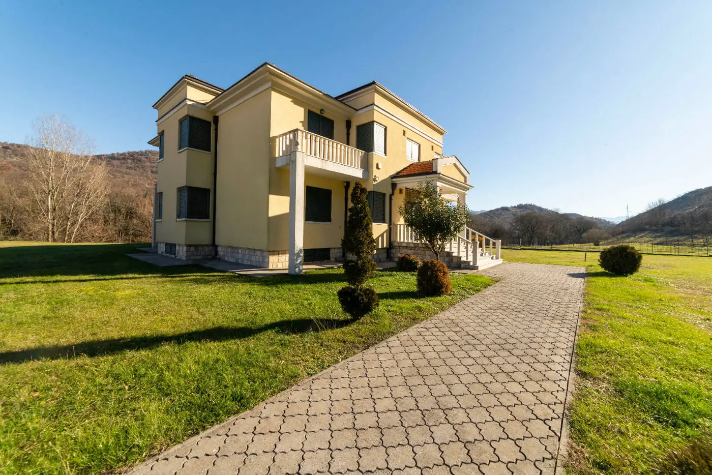 Family villa with a spacious property on the slopes of the Zeta river, Podgorica