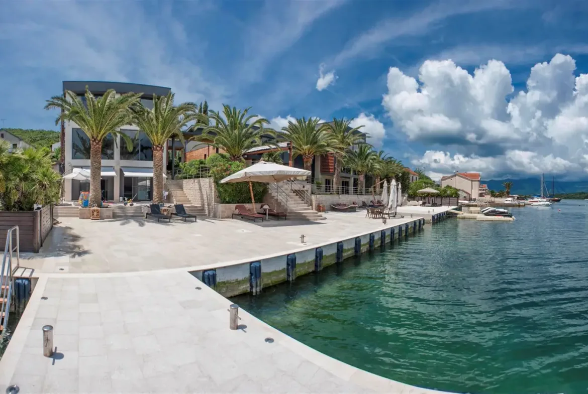 Luxurious complex of villas with a private pontoon, Đuraševići, Tivat