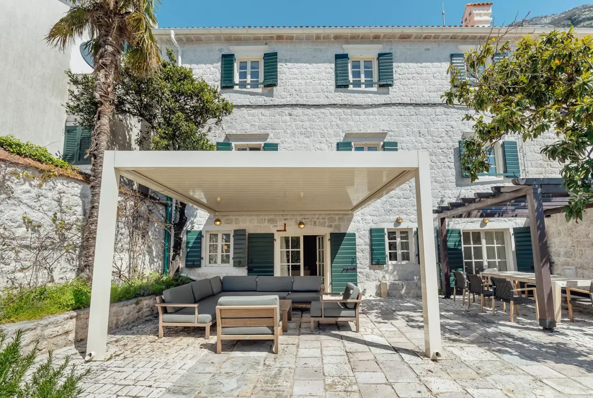 Luxuriously renovated stone villa with pontoon, Dobrota, Kotor