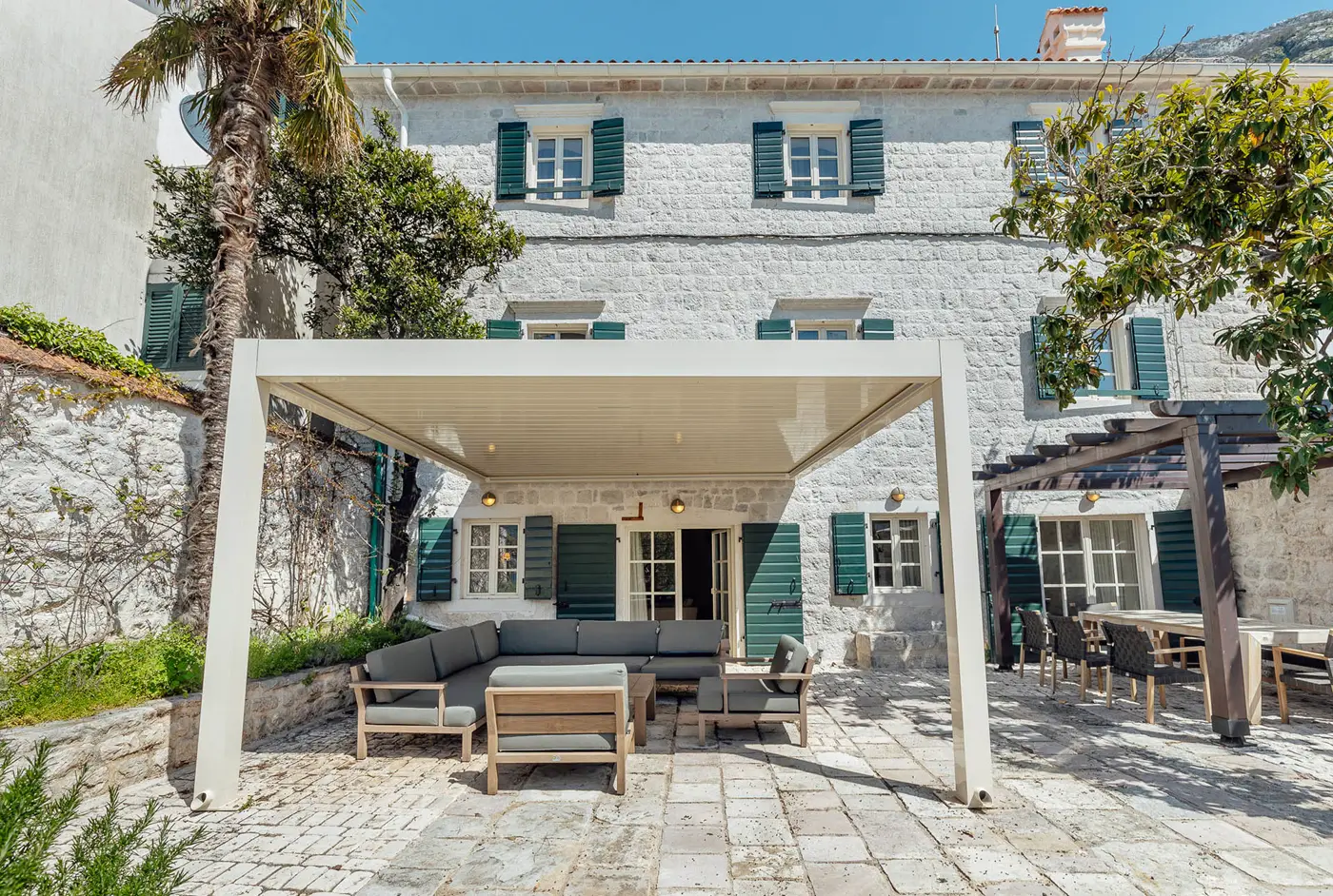 04-84 Luxuriously renovated stone villa with pontoon, Dobrota, Kotor