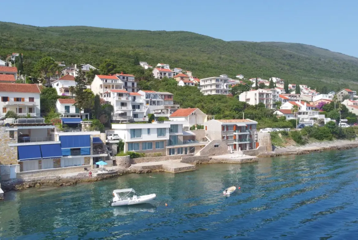 New villa with 3 apartments on the first line to the sea, Tivat, Krašići