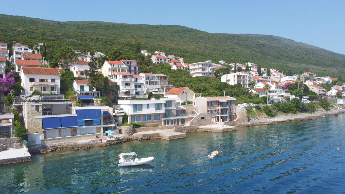 New villa with 3 apartments on the first line to the sea, Tivat, Krašići