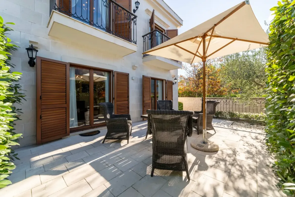 Three-room palazzo-style villa on the first line to the sea, Dobrota, Kotor