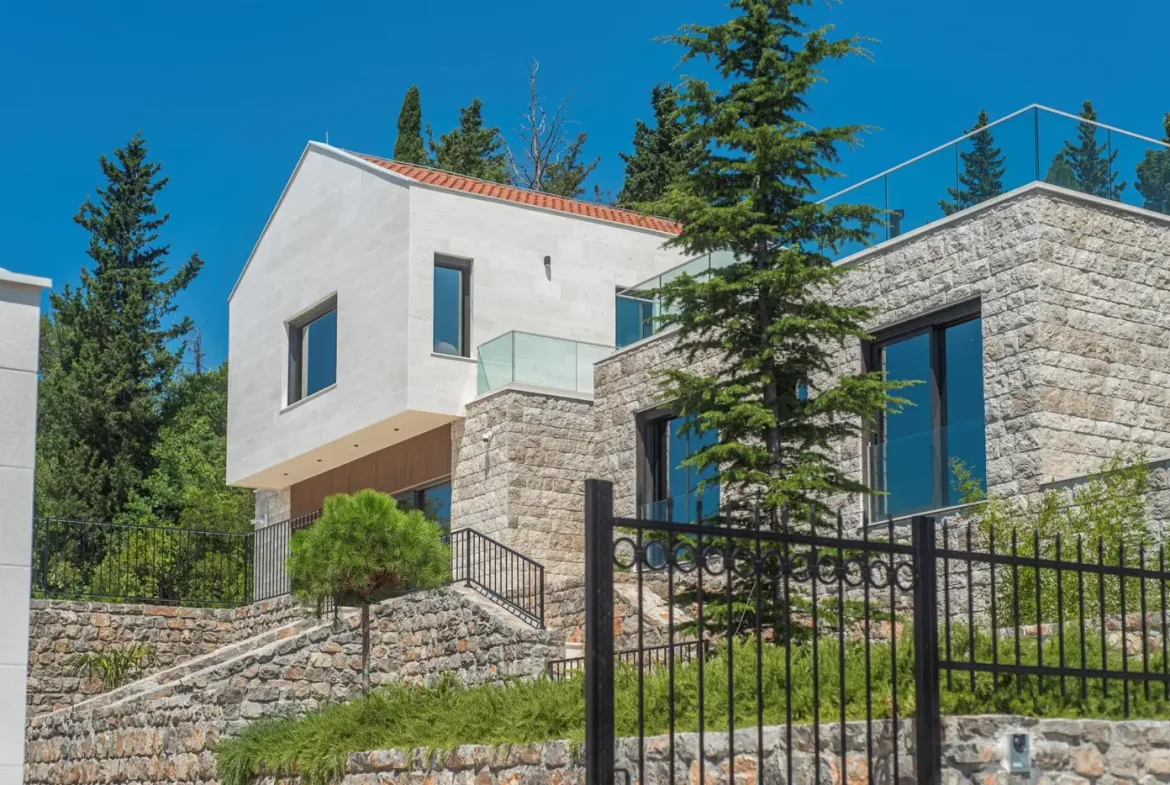 An exceptional complex of villas with an outdoor pool and a large estate, Đuraševići, Tivat
