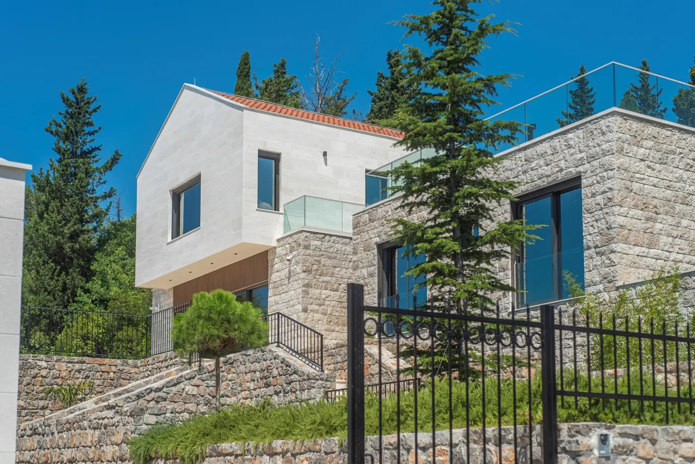 An exceptional complex of villas with an outdoor pool and a large estate, Đuraševići, Tivat