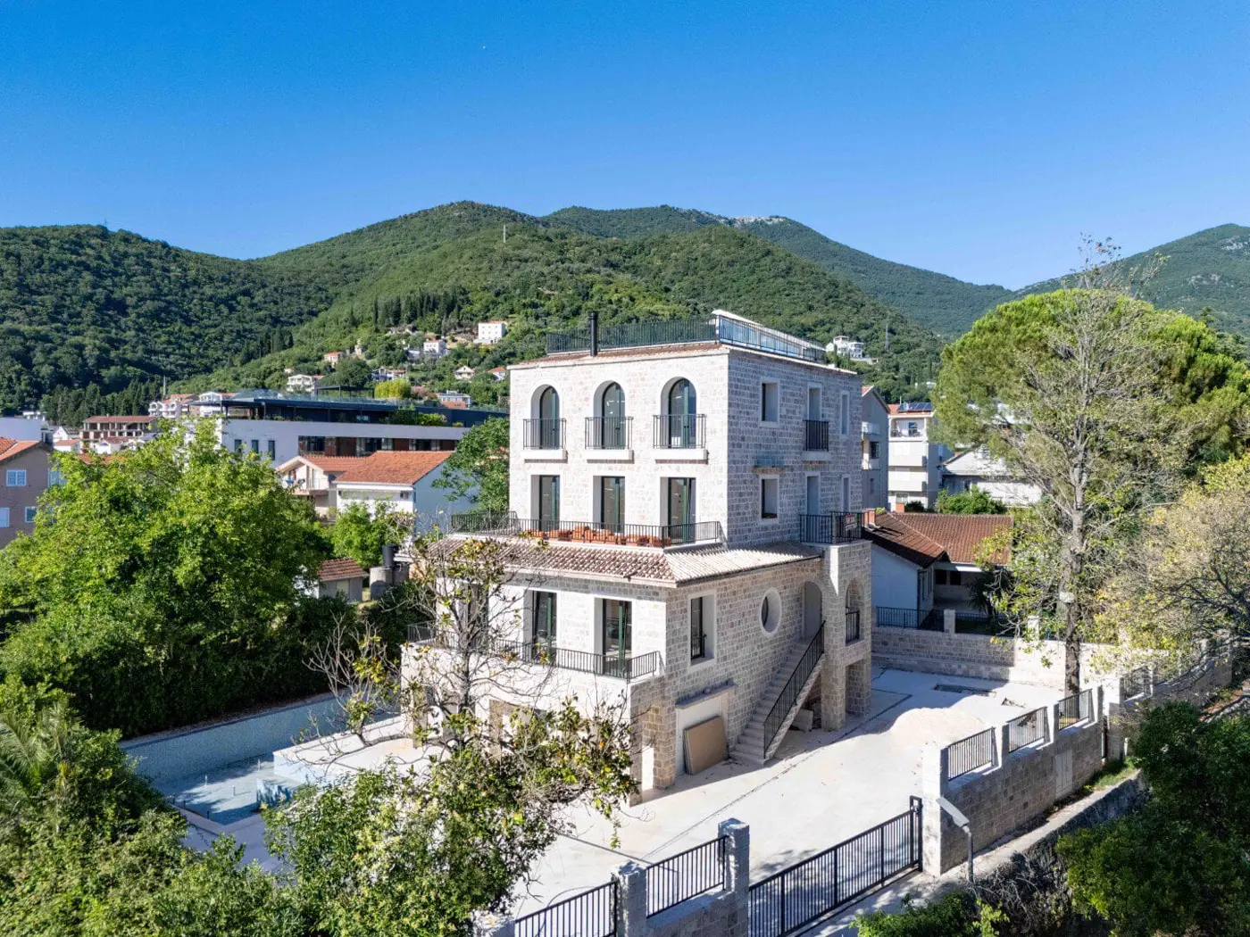 05-10 Stone villa in the second row to the sea, Donja Lastva
