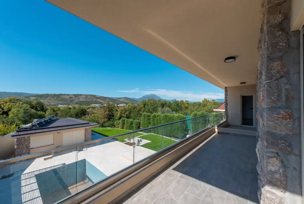 Luxury villa with pool, Mareza