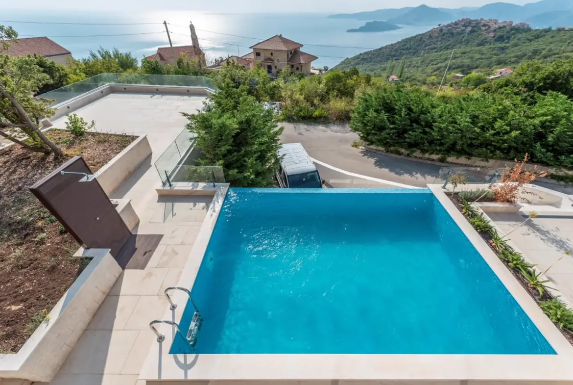 Modern villa with swimming pool and garage for two vehicles, Budva, Tudorovići