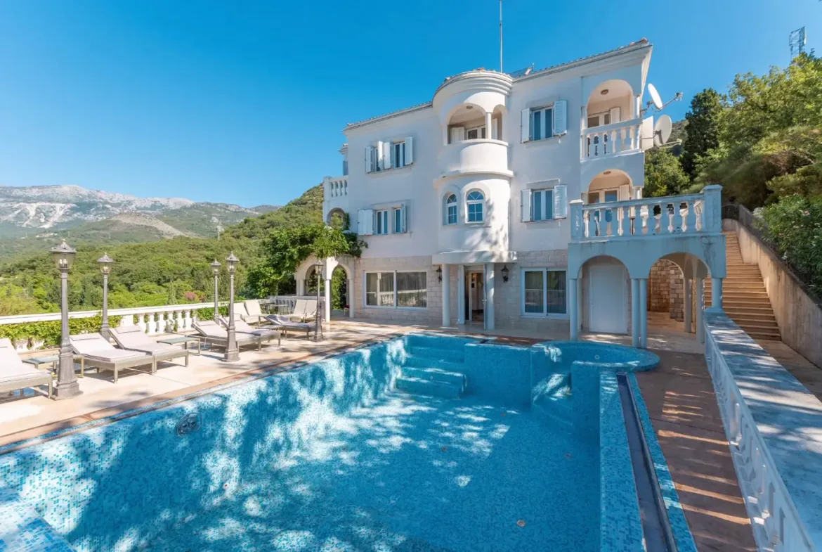 A complex of two villas in an elite location, Miločer, Budva