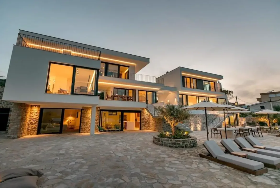 A unique villa with 40 m wide access to the sea, Đuraševići