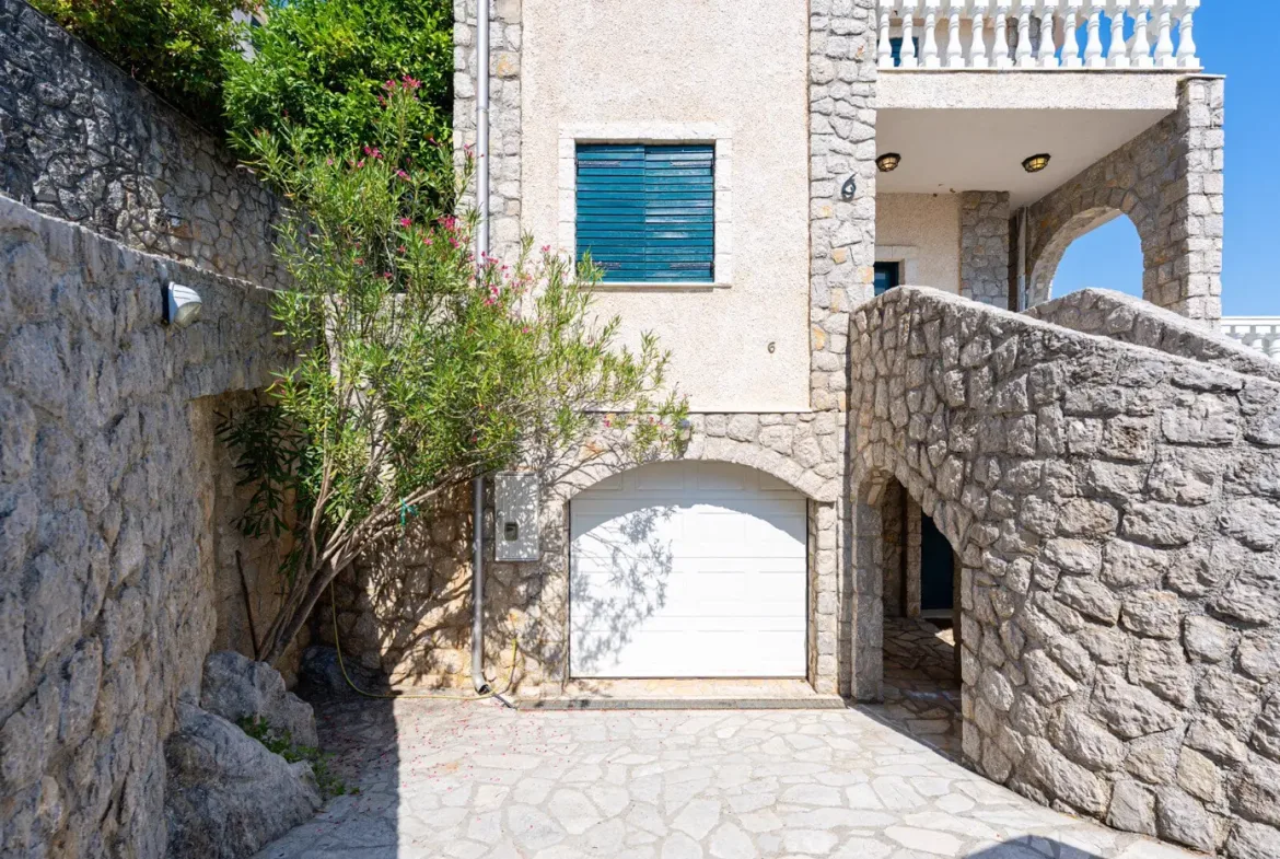 Villa in a complex on the first line to the sea, Kostanjica, Kotor