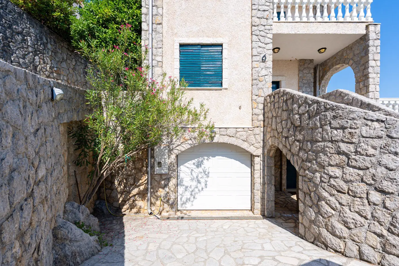 Villa in a complex on the first line to the sea, Kostanjica, Kotor