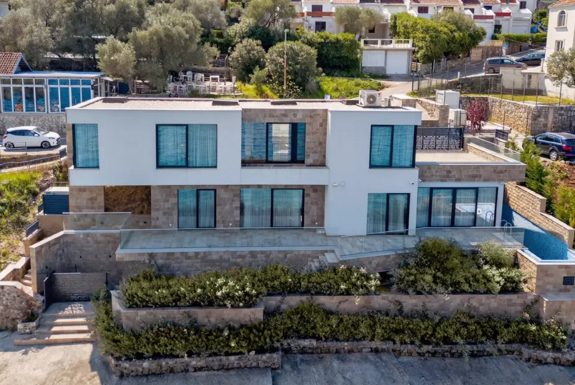 First-line seaside villa, Krašići