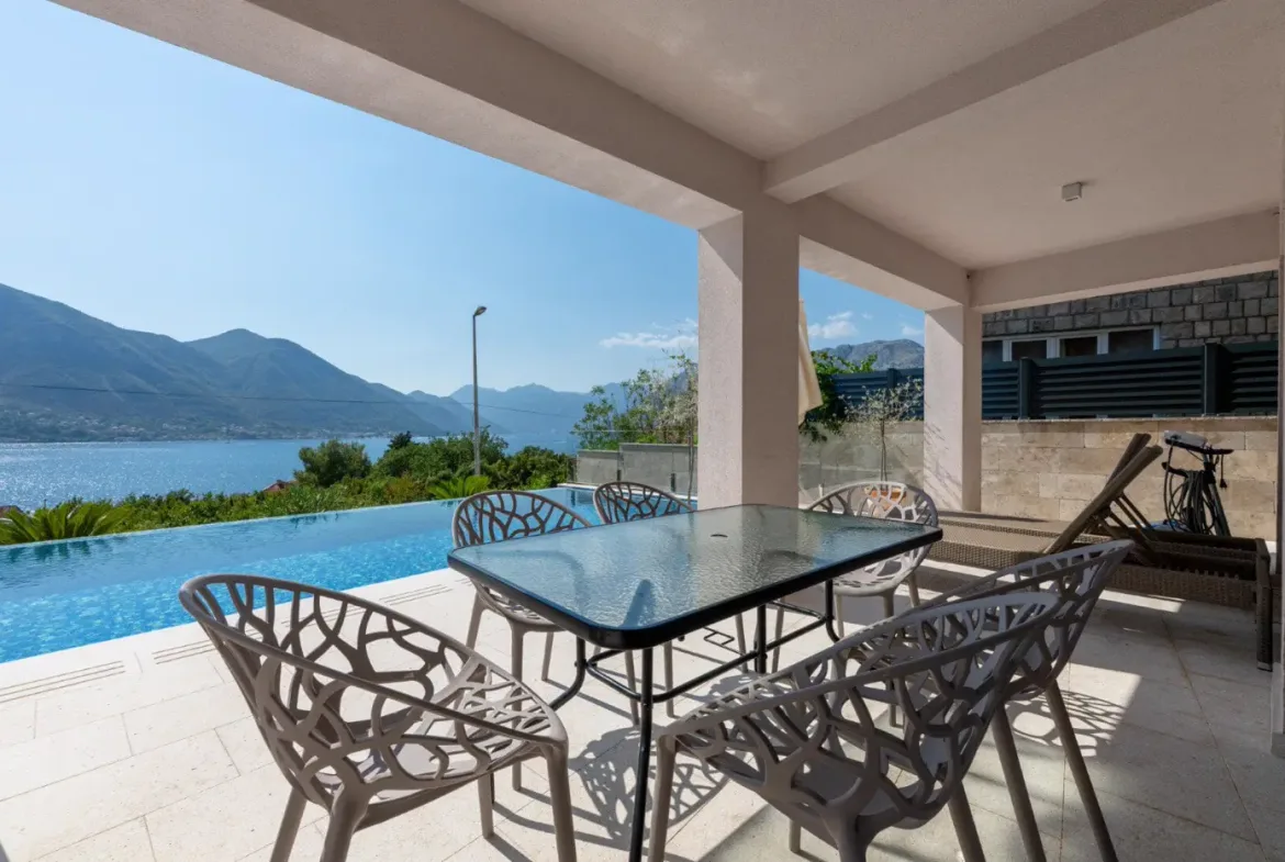 Luxuriously furnished six-room villa with private pool, Dobrota