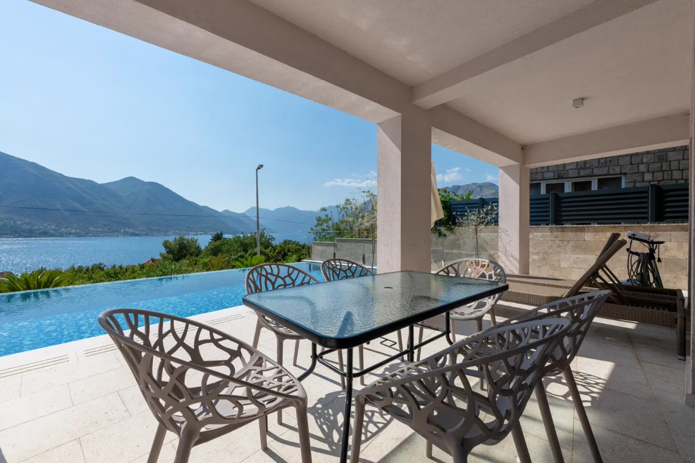 Luxuriously furnished six-room villa with private pool, Dobrota