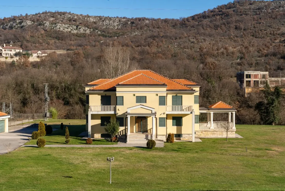 Family villa with a spacious property on the slopes of the Zeta river, Podgorica