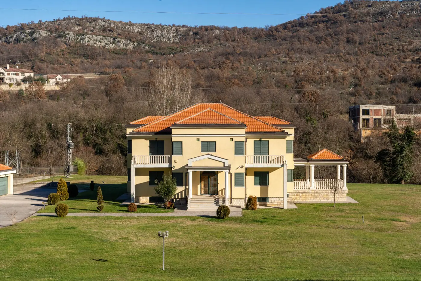 Family villa with a spacious property on the slopes of the Zeta river, Podgorica