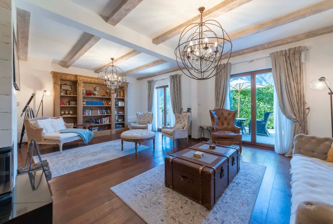 Three-room palazzo-style villa on the first line to the sea, Dobrota, Kotor