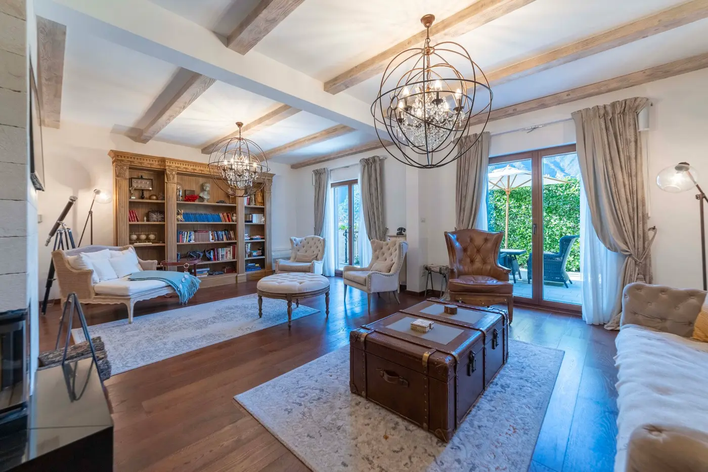 Three-room palazzo-style villa on the first line to the sea, Dobrota, Kotor