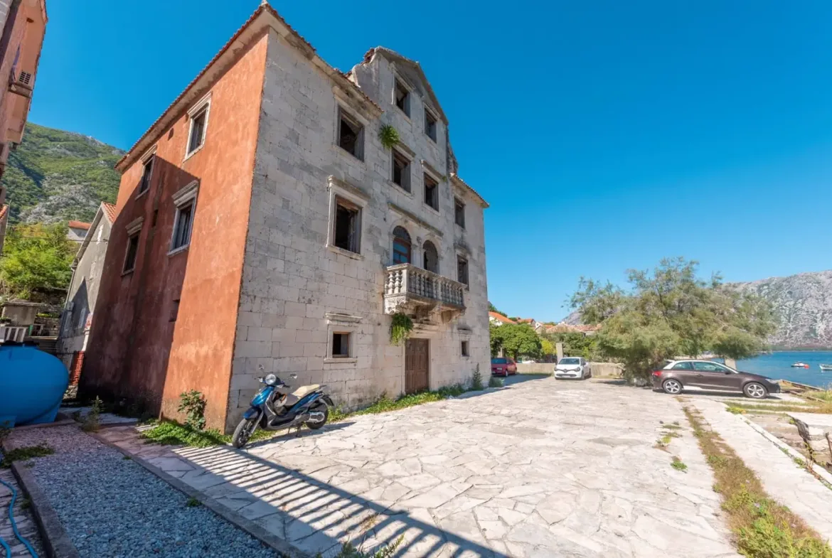 Palata Beskuća – historical stone villa for reconstruction, Kotor
