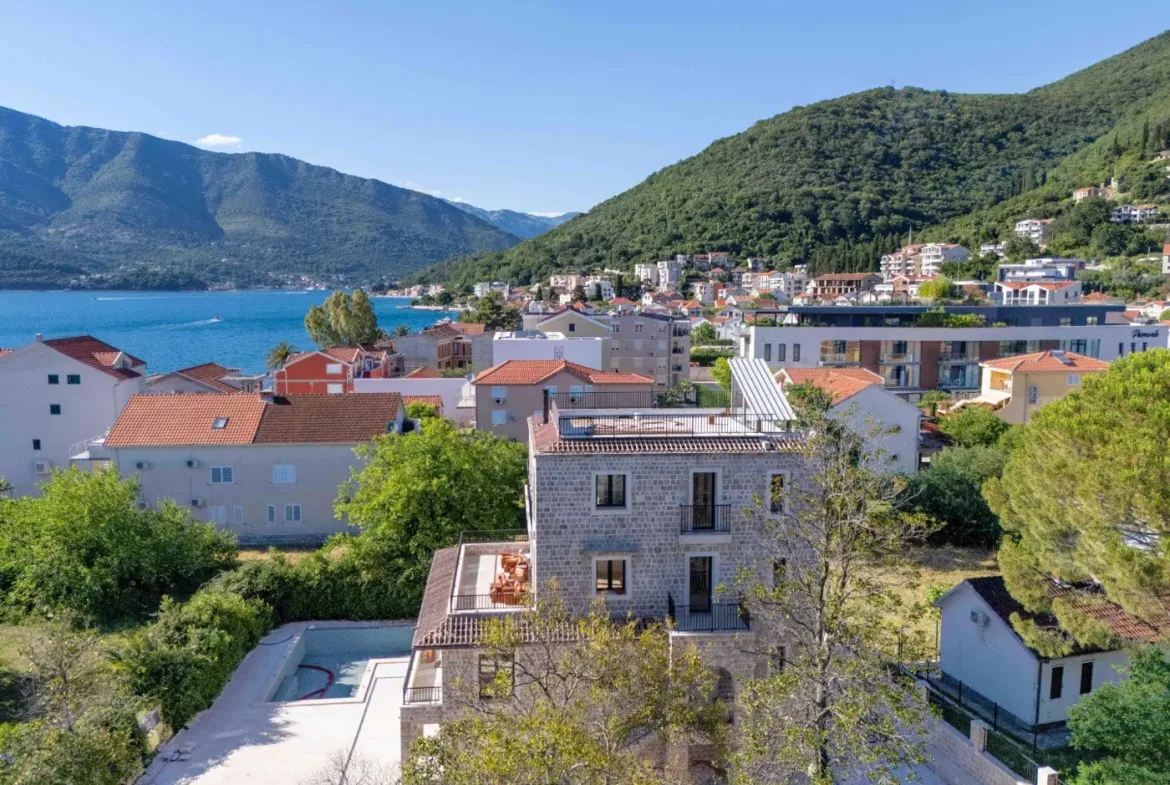 Stone villa in the second row to the sea, Donja Lastva