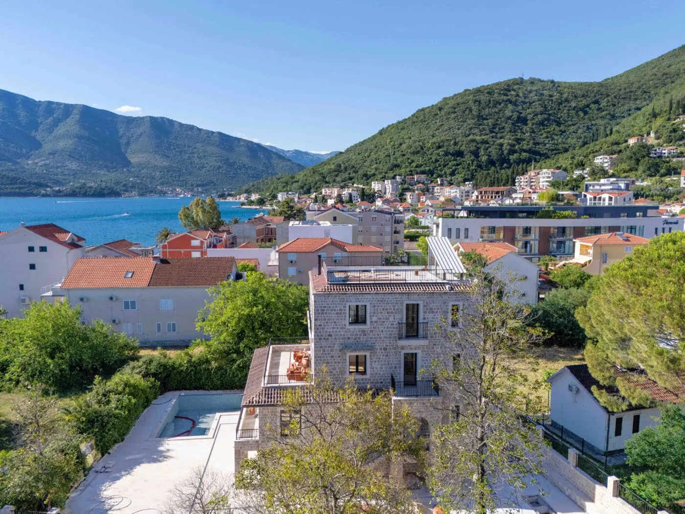 06-10 Stone villa in the second row to the sea, Donja Lastva