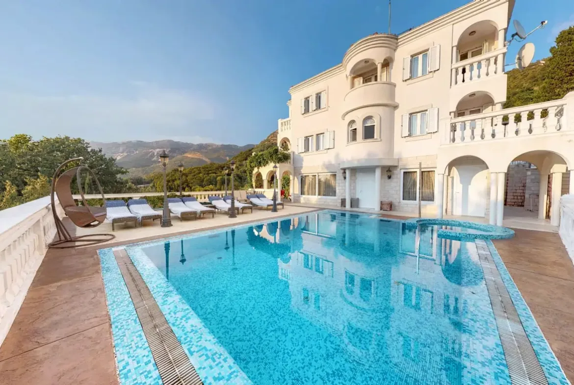 A complex of two villas in an elite location, Miločer, Budva