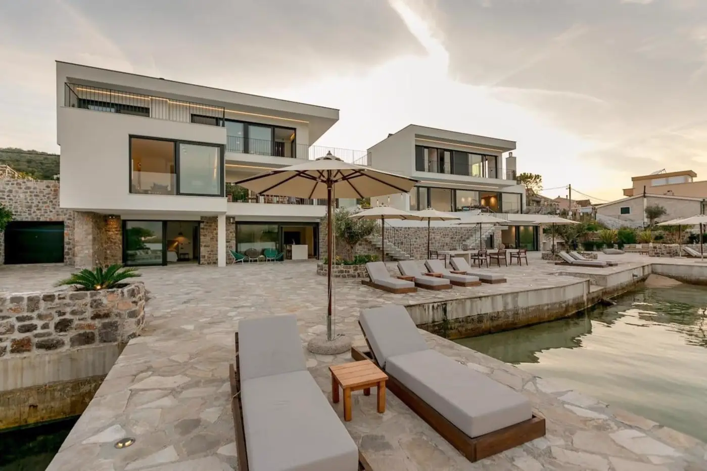A unique villa with 40 m wide access to the sea, Đuraševići