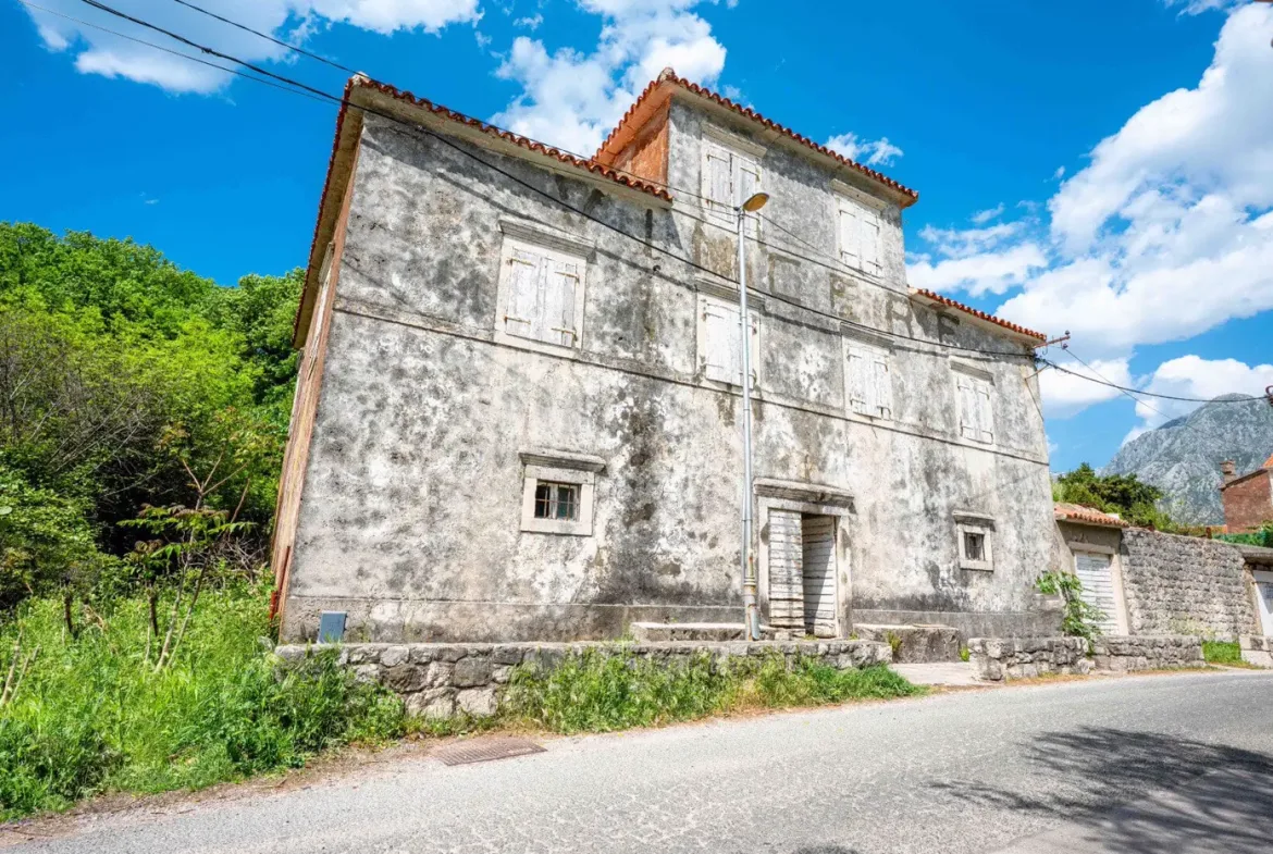 Stone palace for renovation on the first line to the sea, Prčanj