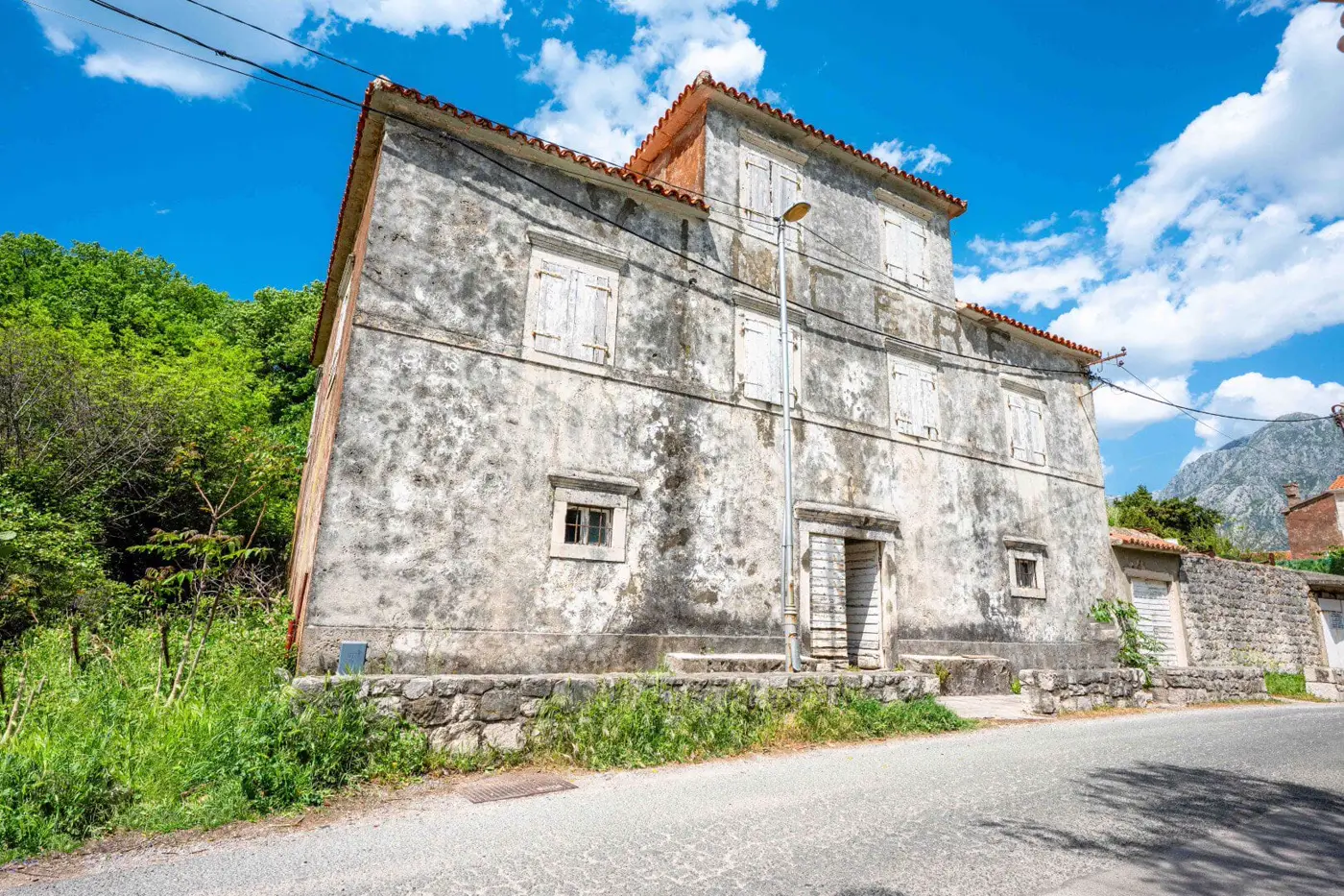 Stone palace for renovation on the first line to the sea, Prčanj