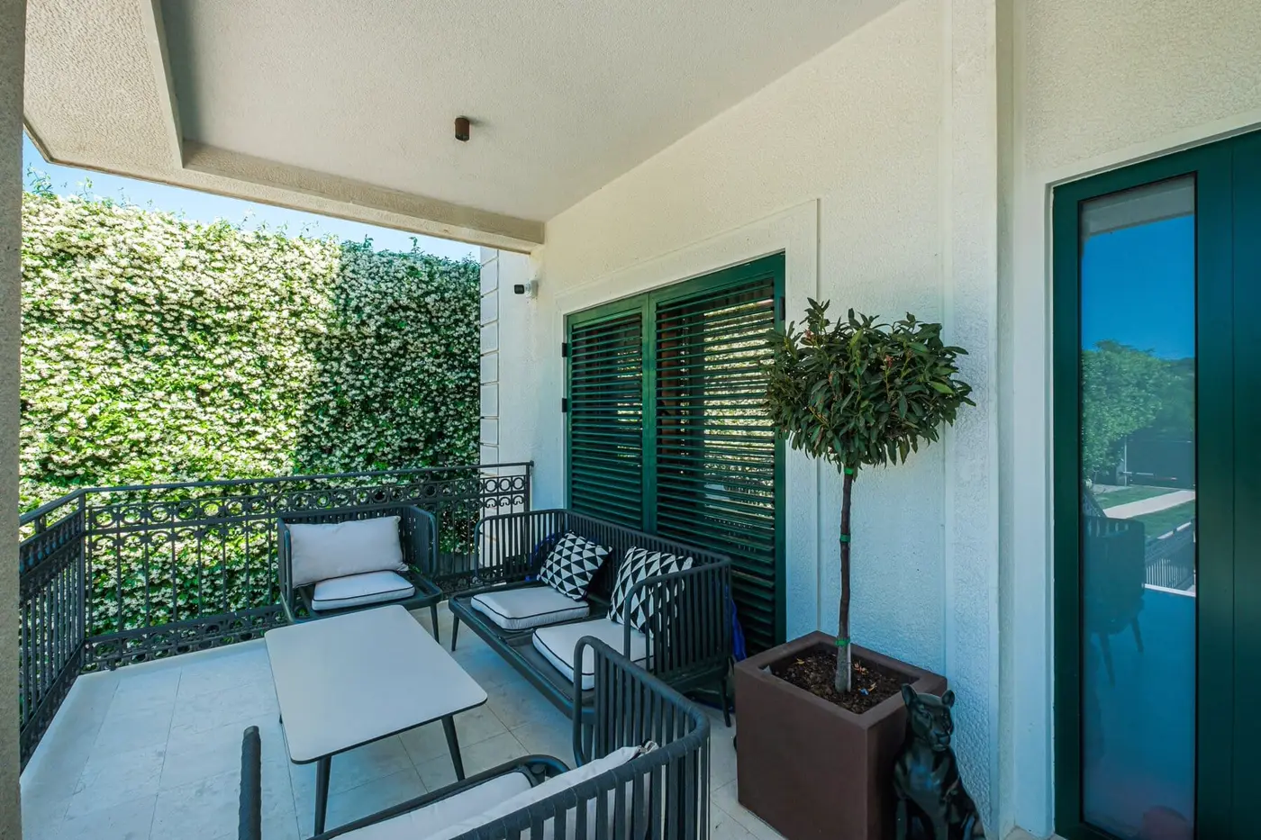 Three-room designer villa with pool, Podgorica