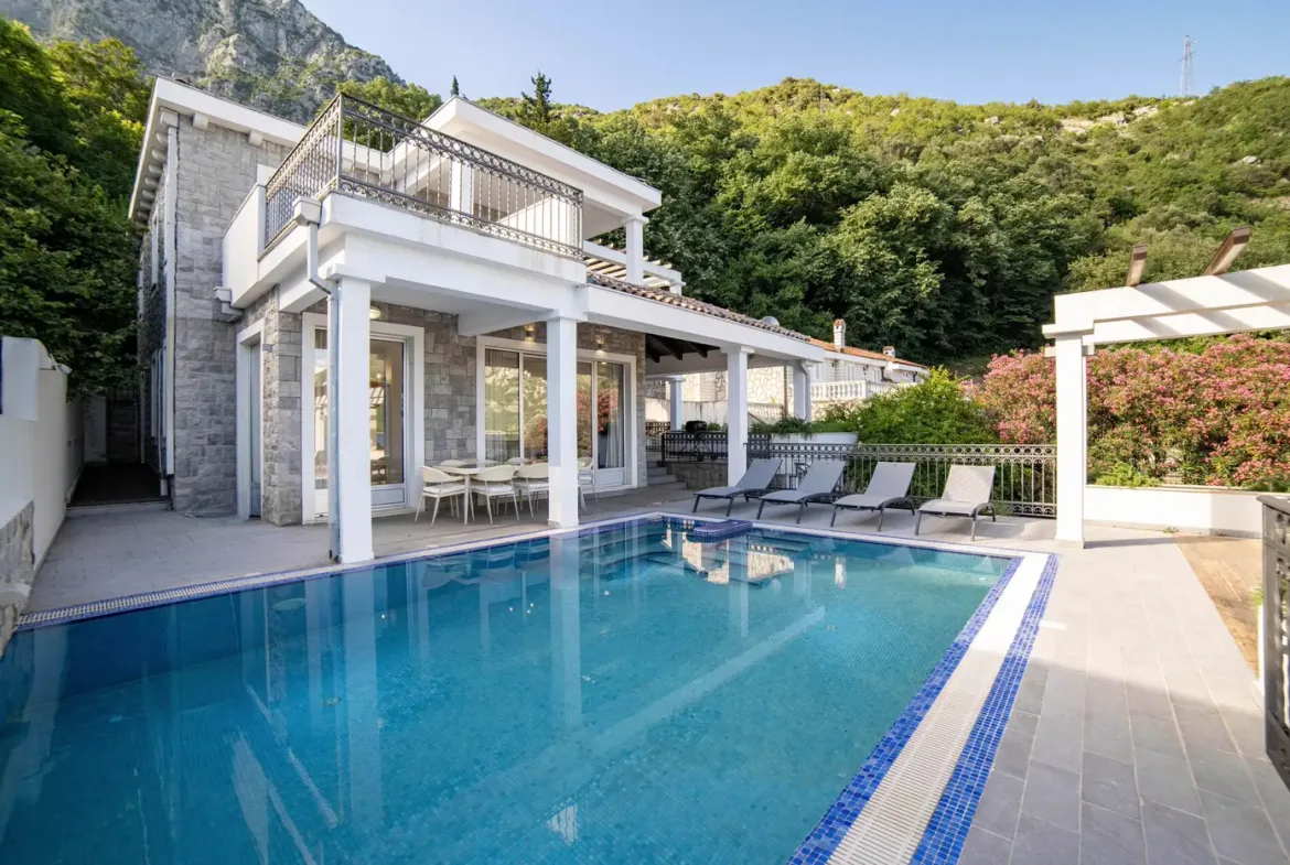 Modern villa on the first line to the sea, Strp, Kotor
