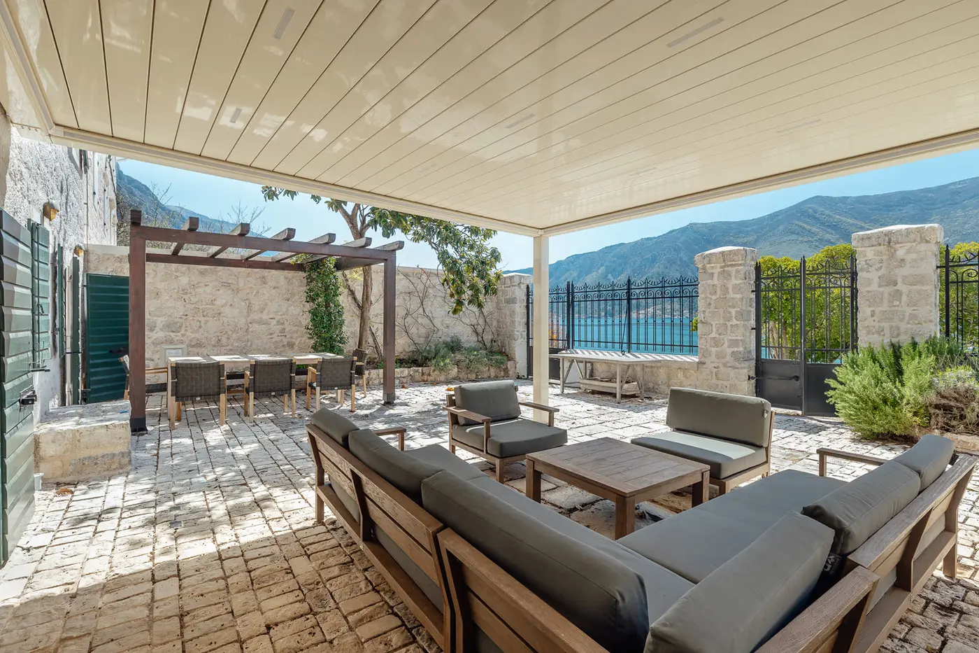 06-83 Luxuriously renovated stone villa with pontoon, Dobrota, Kotor