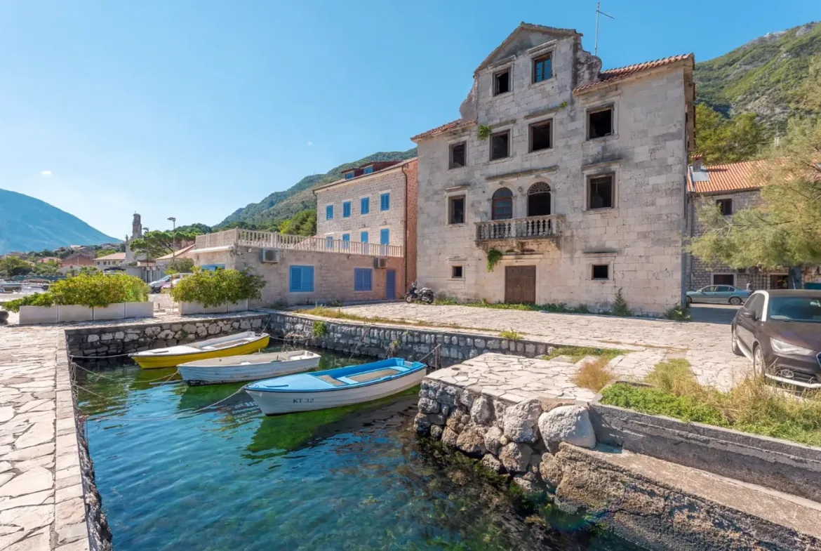 Palata Beskuća – historical stone villa for reconstruction, Kotor
