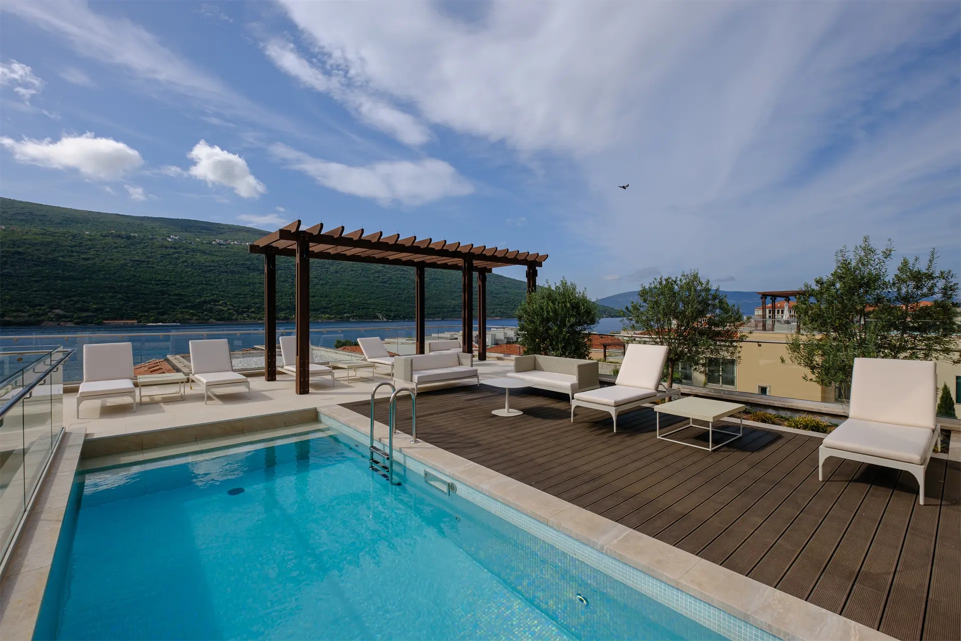 Luxurious 3-Bedroom Duplex with pool