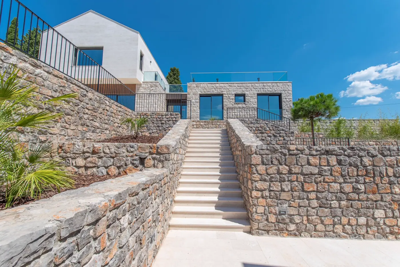 An exceptional complex of villas with an outdoor pool and a large estate, Đuraševići, Tivat