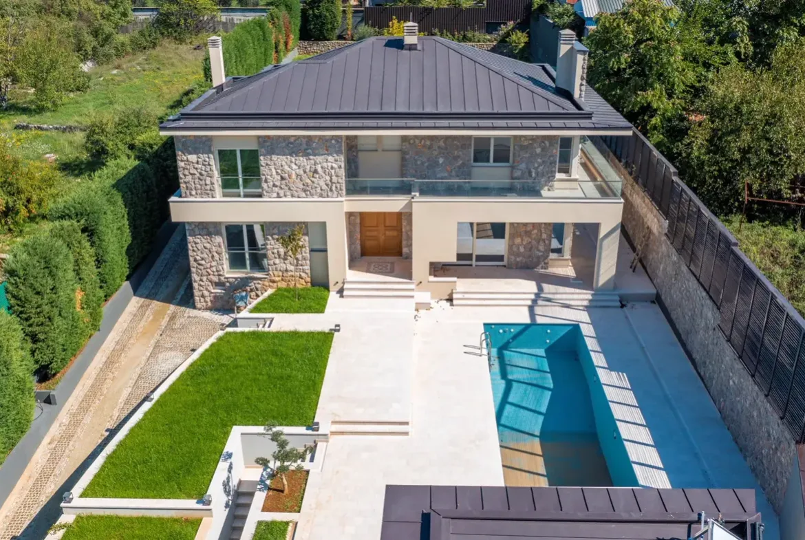 Luxury villa with pool, Mareza
