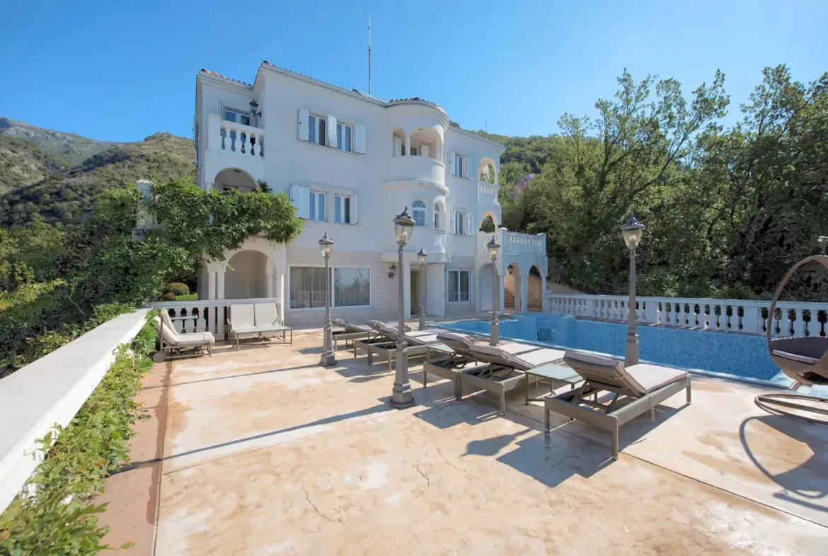 A complex of two villas in an elite location, Miločer, Budva