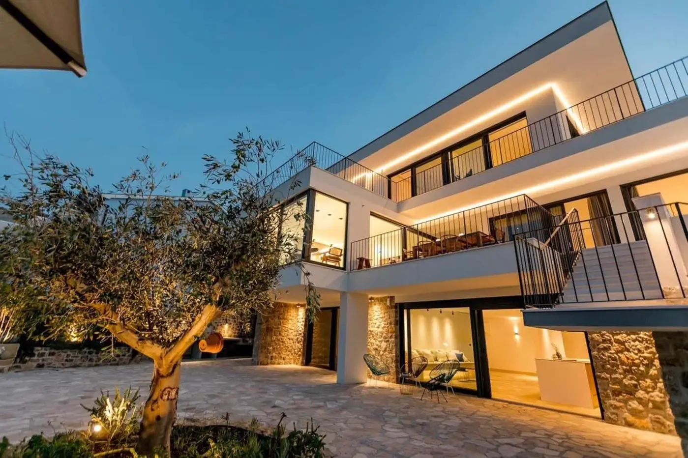 A unique villa with 40 m wide access to the sea, Đuraševići