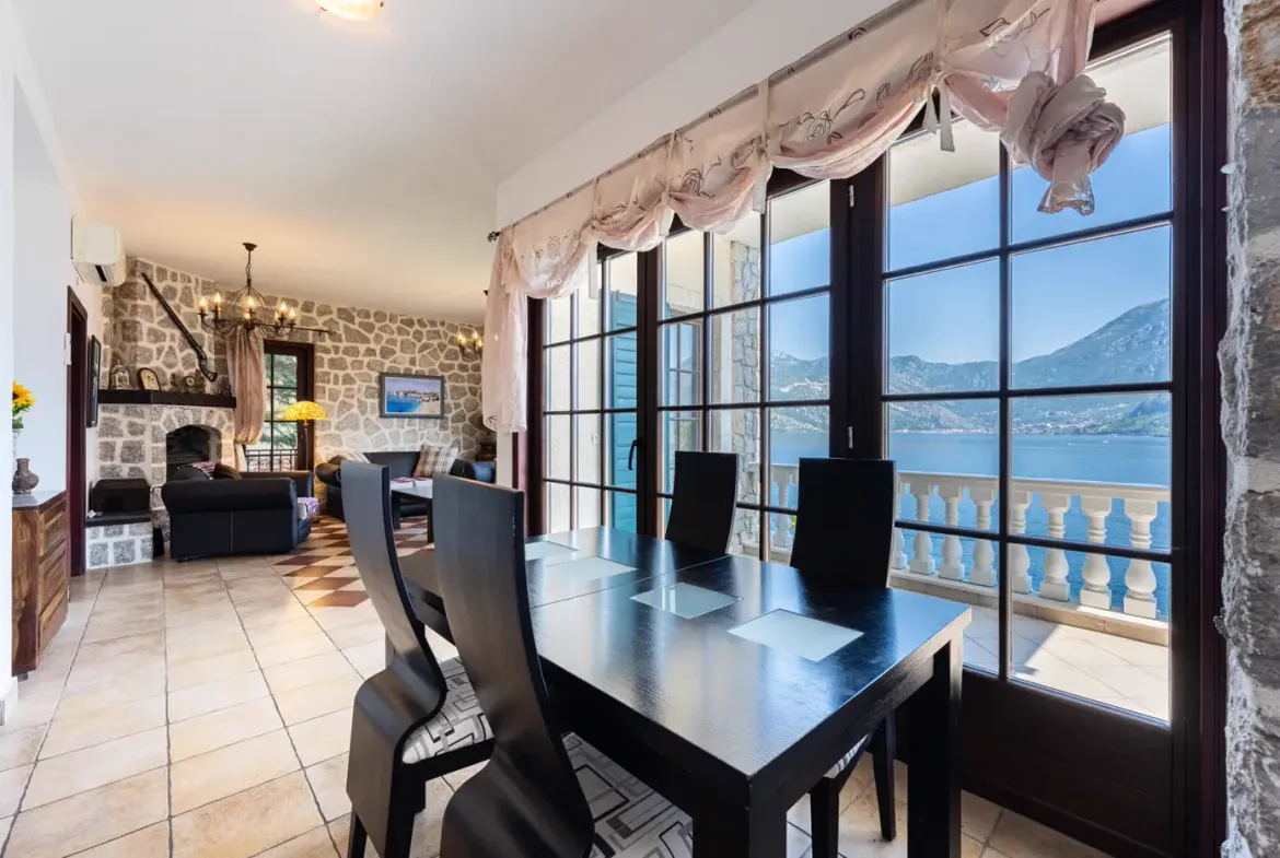 Villa in a complex on the first line to the sea, Kostanjica, Kotor