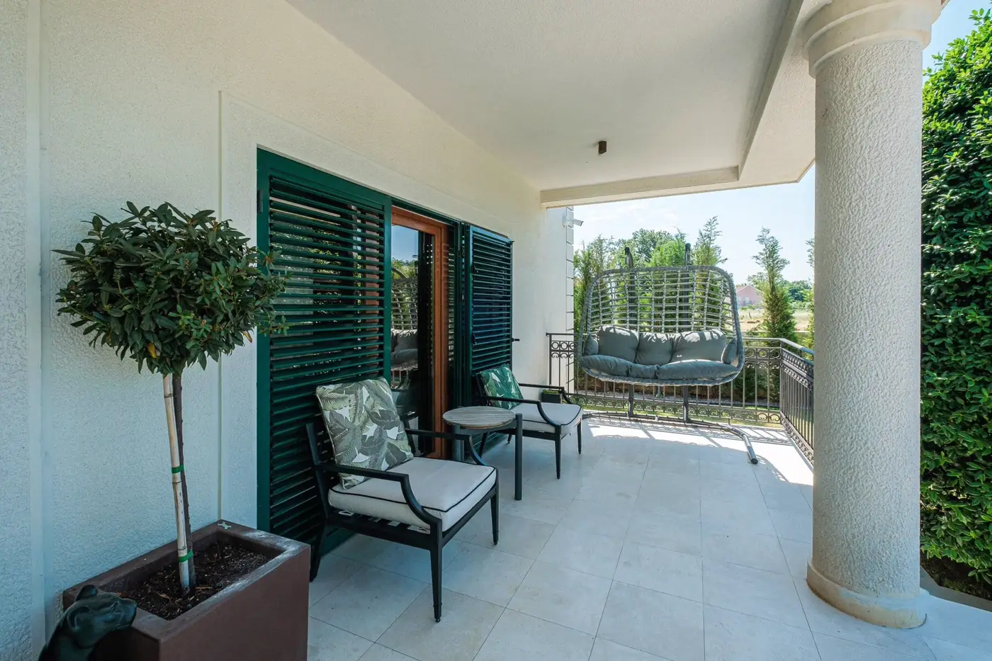 Three-room designer villa with pool, Podgorica