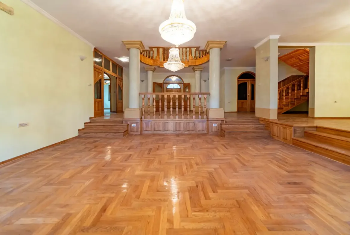 Family villa with a spacious property on the slopes of the Zeta river, Podgorica