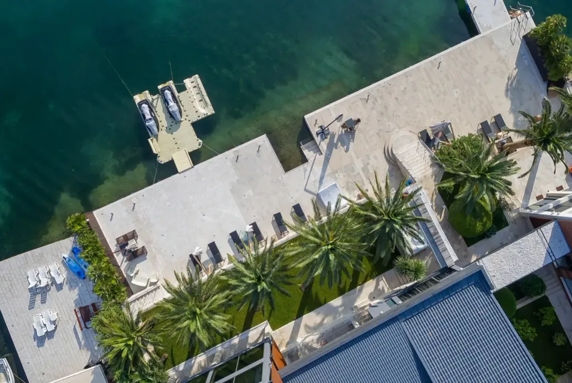 Luxurious complex of villas with a private pontoon, Đuraševići, Tivat