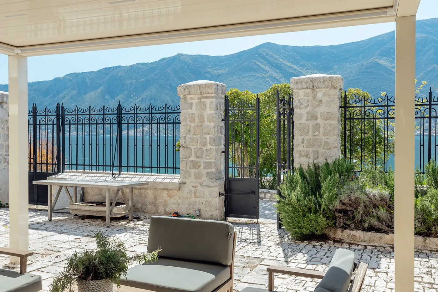 07-83 Luxuriously renovated stone villa with pontoon, Dobrota, Kotor